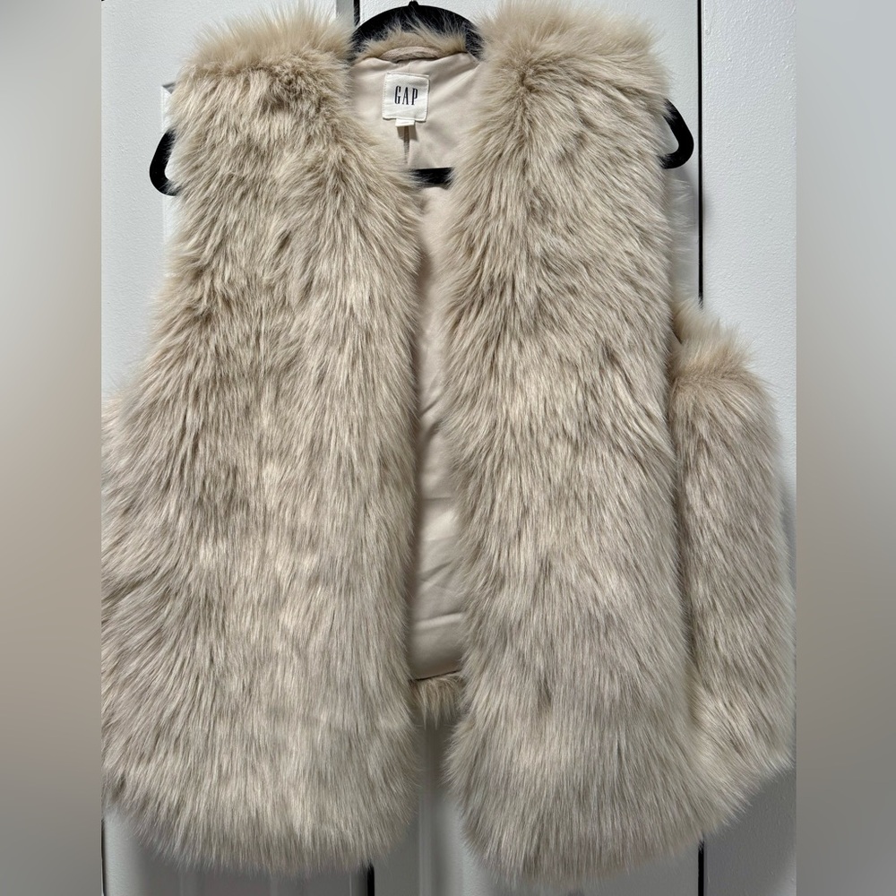 GAP Faux Fur Vest in Light Beige